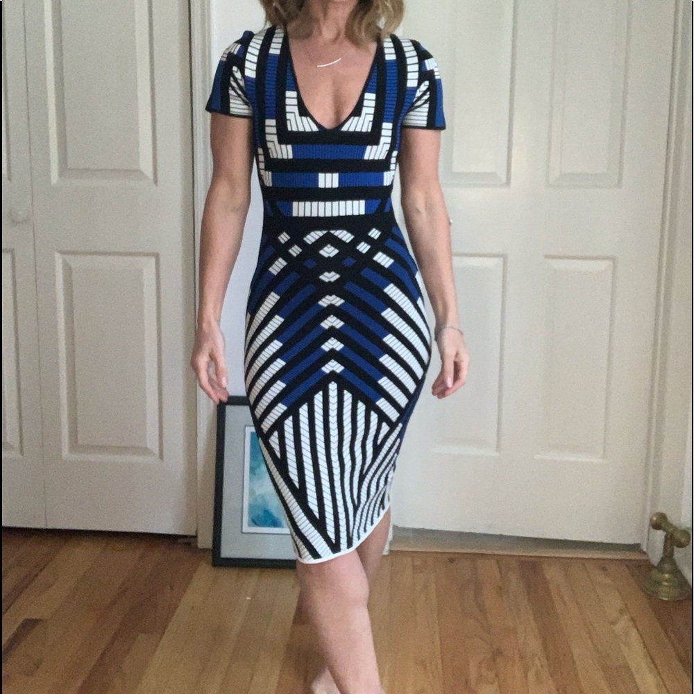 Diane Von Furstenberg scuba dress size Pettit 72% Rayon 22 % Nylon 2 % Spandex